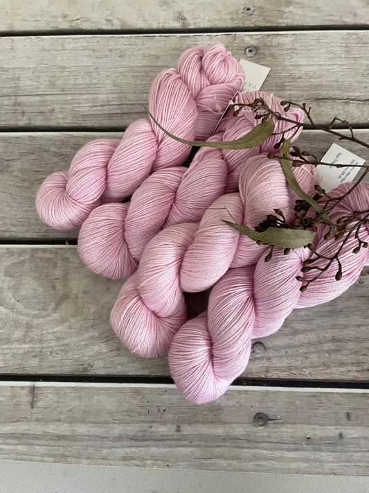 Pale Dragon - 4ply/fingering - silk and merino yarn - Jasmin 4