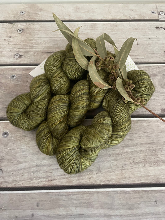 Banksia - 2 ply singles, Merino, silk, yak - Cassis l