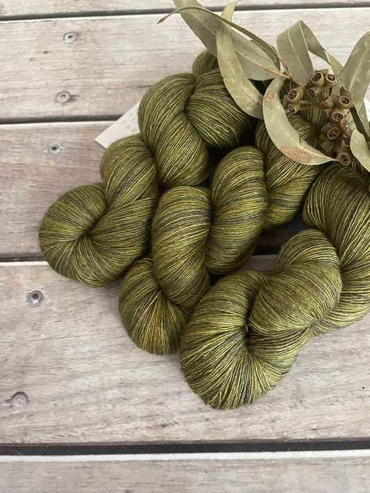 Banksia - 2 ply singles, Merino, silk, yak - Cassis l