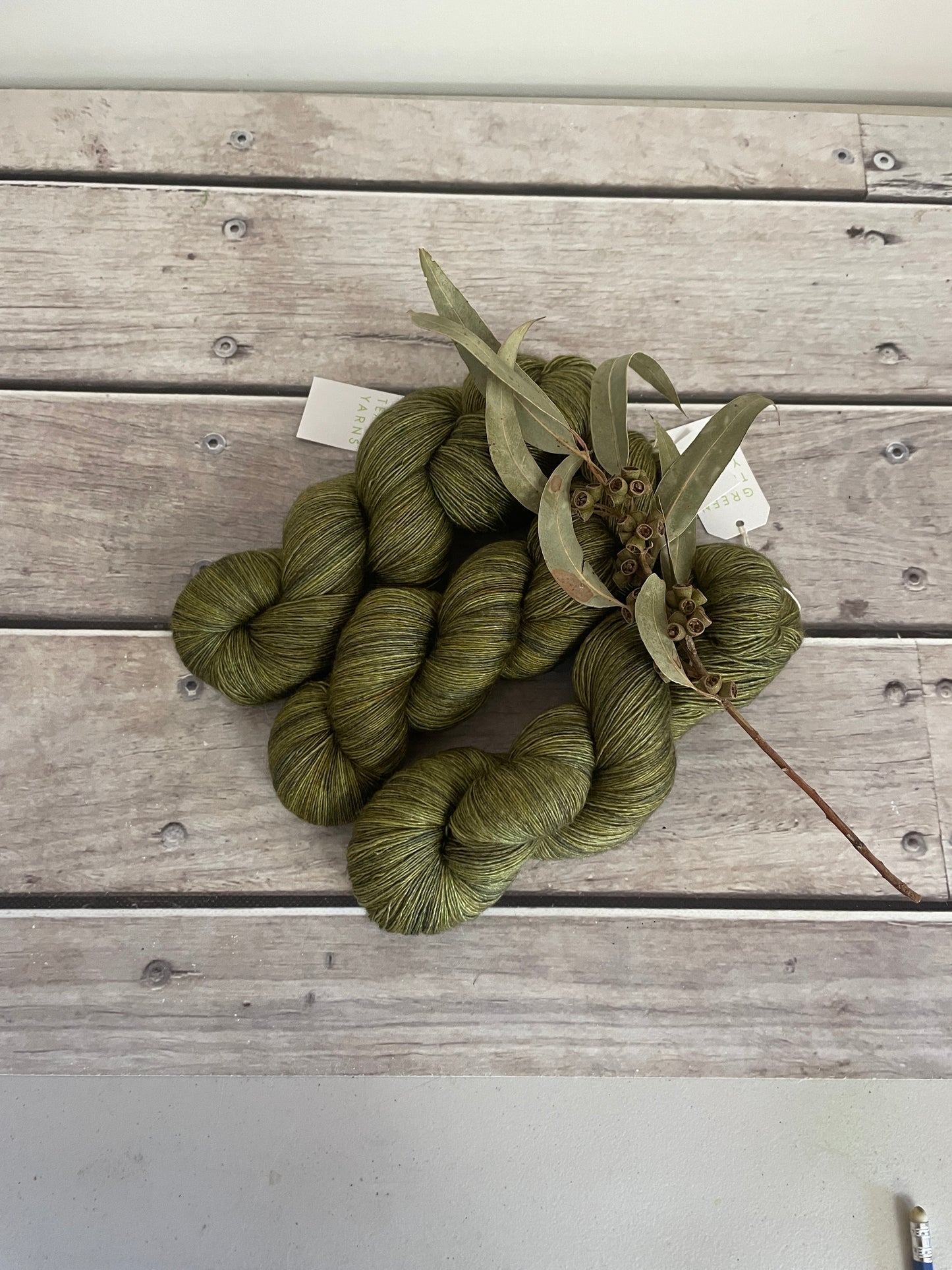 Banksia - 2 ply singles, Merino, silk, yak - Cassis l