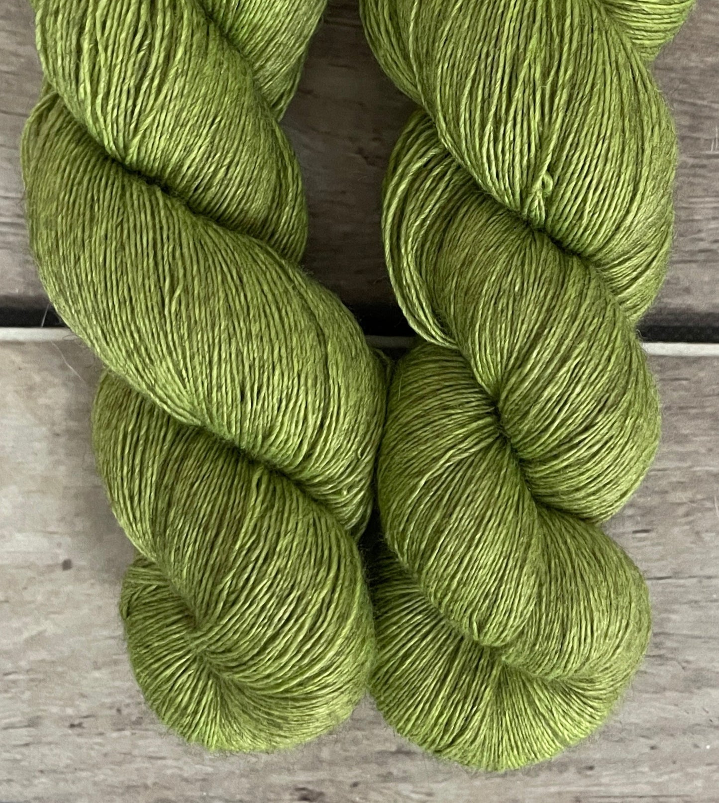 Lichen - 2 ply singles, Merino, silk, yak - Cassis l