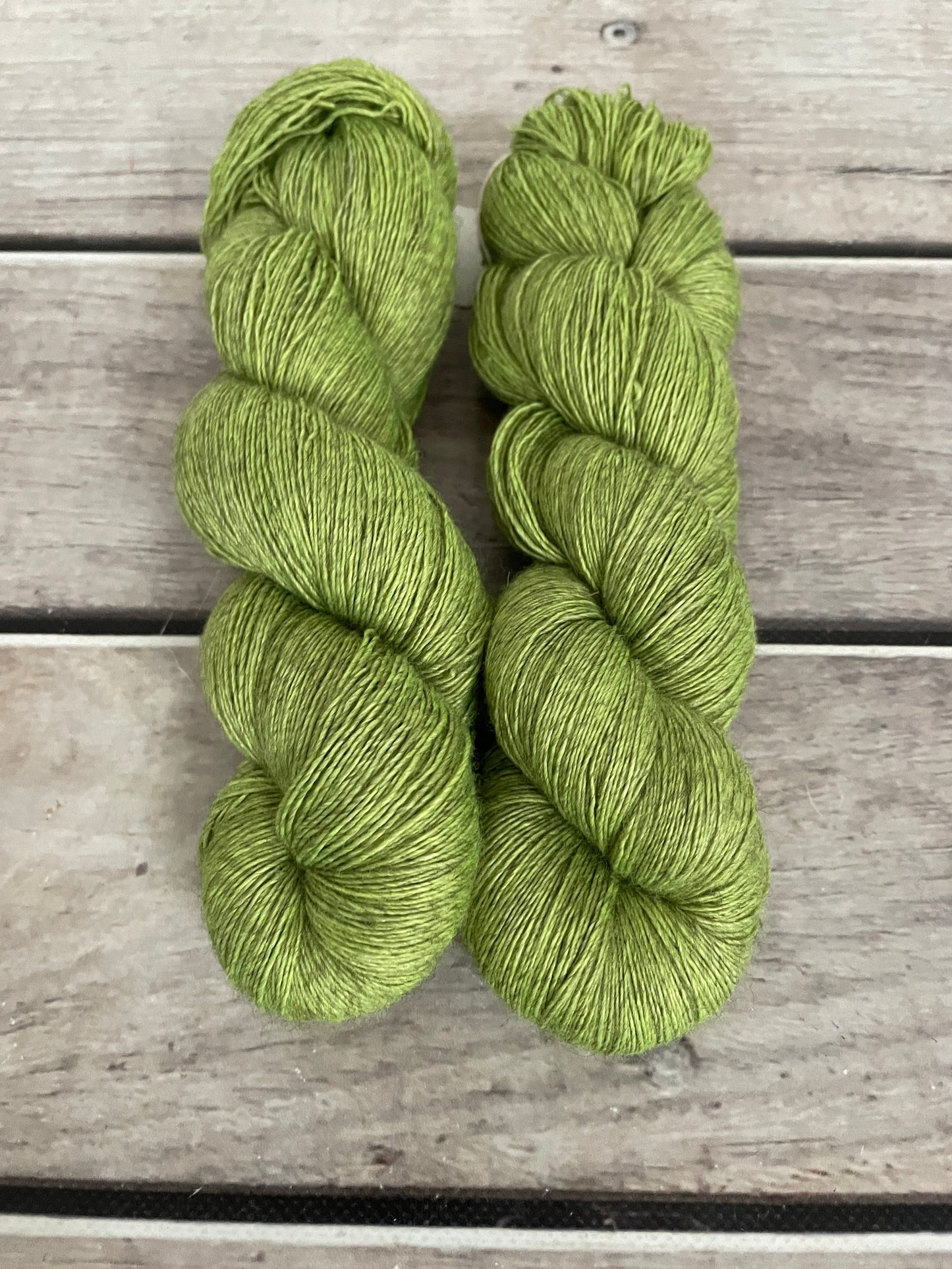 Lichen - 2 ply singles, Merino, silk, yak - Cassis l