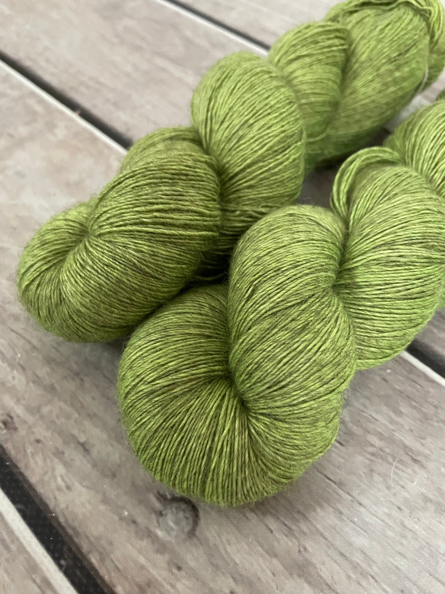 Lichen - 2 ply singles, Merino, silk, yak - Cassis l
