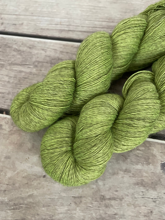 Lichen - 2 ply singles, Merino, silk, yak - Cassis l