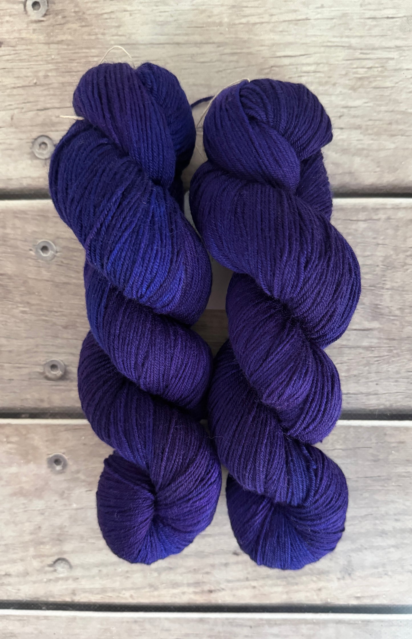 Raven's Velvet - 4 ply sock yarn in merino and nylon - Darjeeling 4