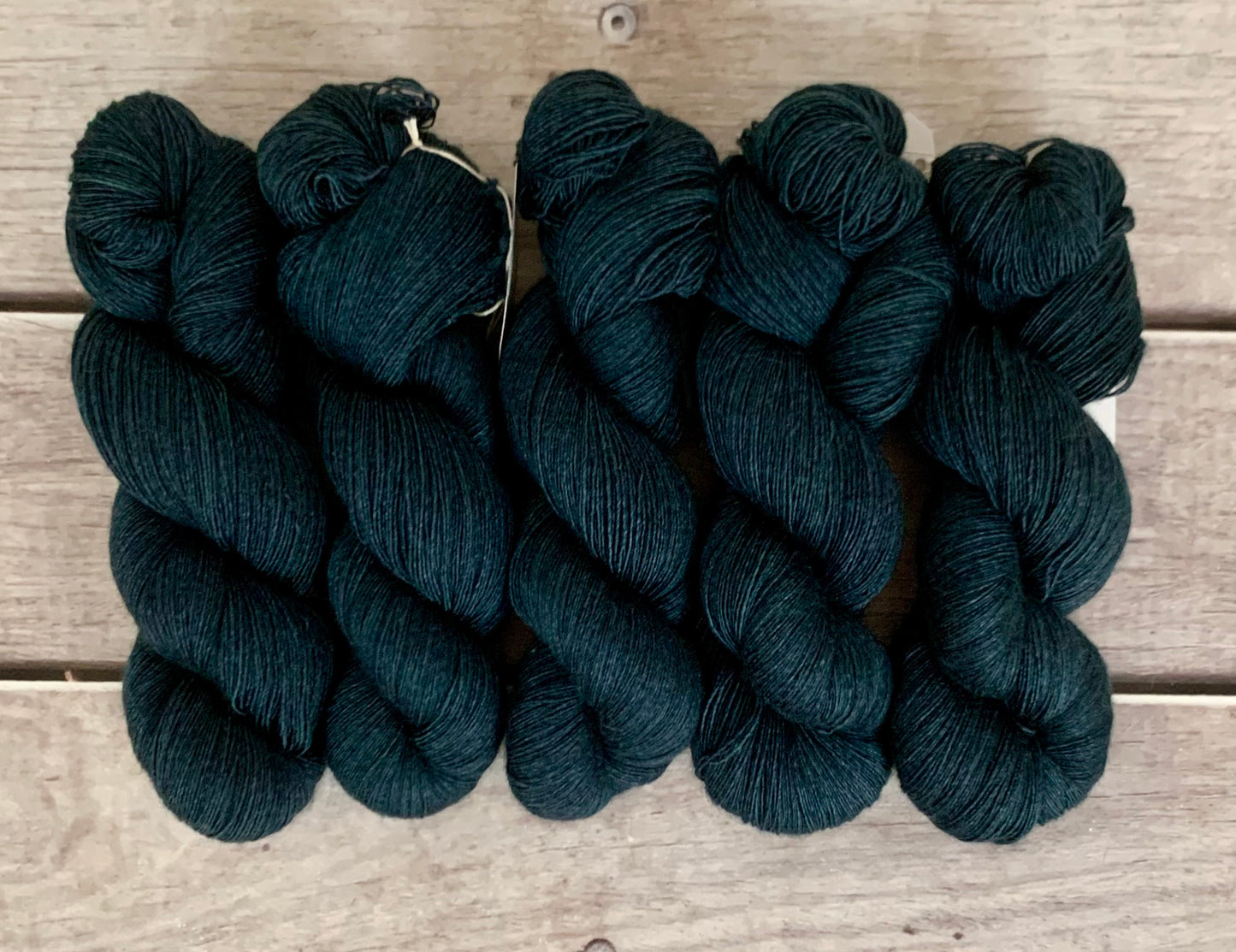 Midnight in Paradise - 2 ply singles, Merino, silk, yak - Cassis l