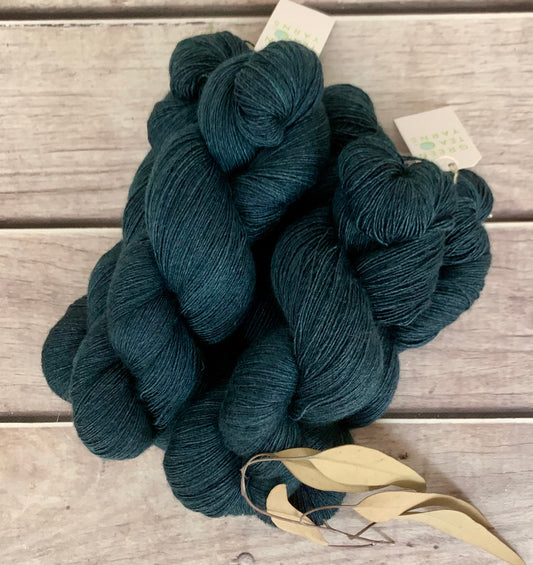 Midnight in Paradise - 2 ply singles, Merino, silk, yak - Cassis l