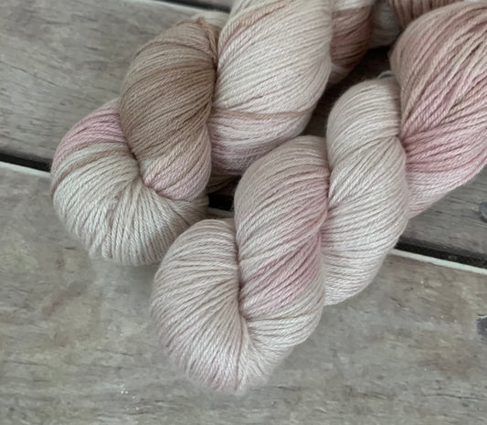 Silvereye - Belly - 4ply/fingering - silk and merino - Jasmin 4
