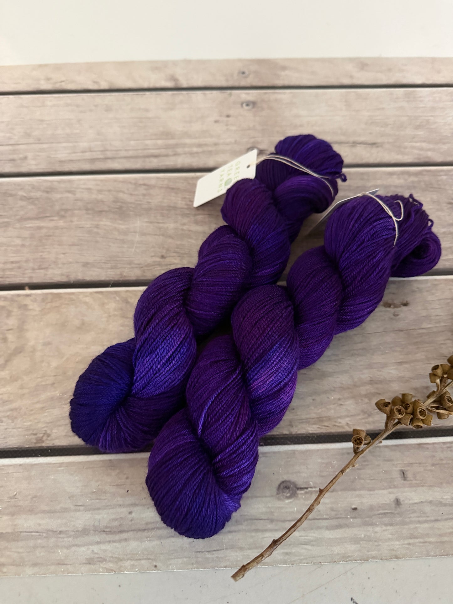 Raven's Velvet - 4ply/fingering - silk/ merino yarn - Jasmine 4