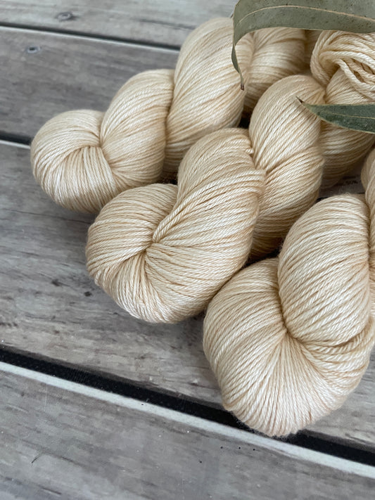 Pale Gold - 4ply/fingering - silk and merino yarn - Jasmine 4
