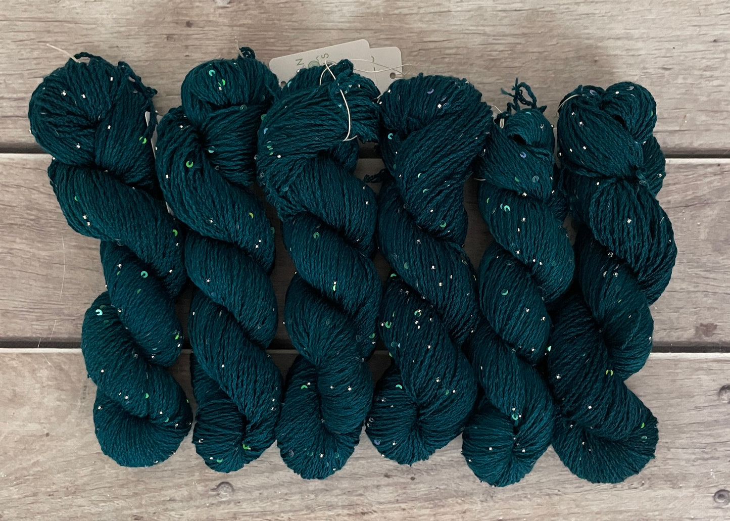 Vintage Button on merino bead and sequins - Yuja 8ply