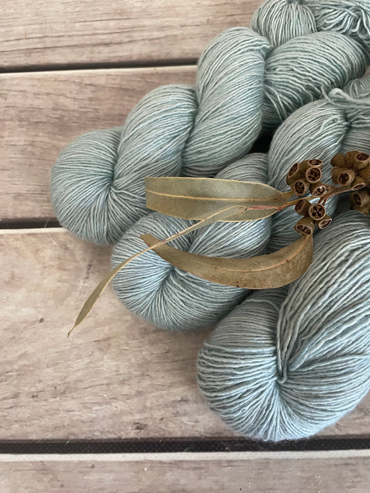 Stormy Seas on Merino and Silk 4 ply single - Osmanthus