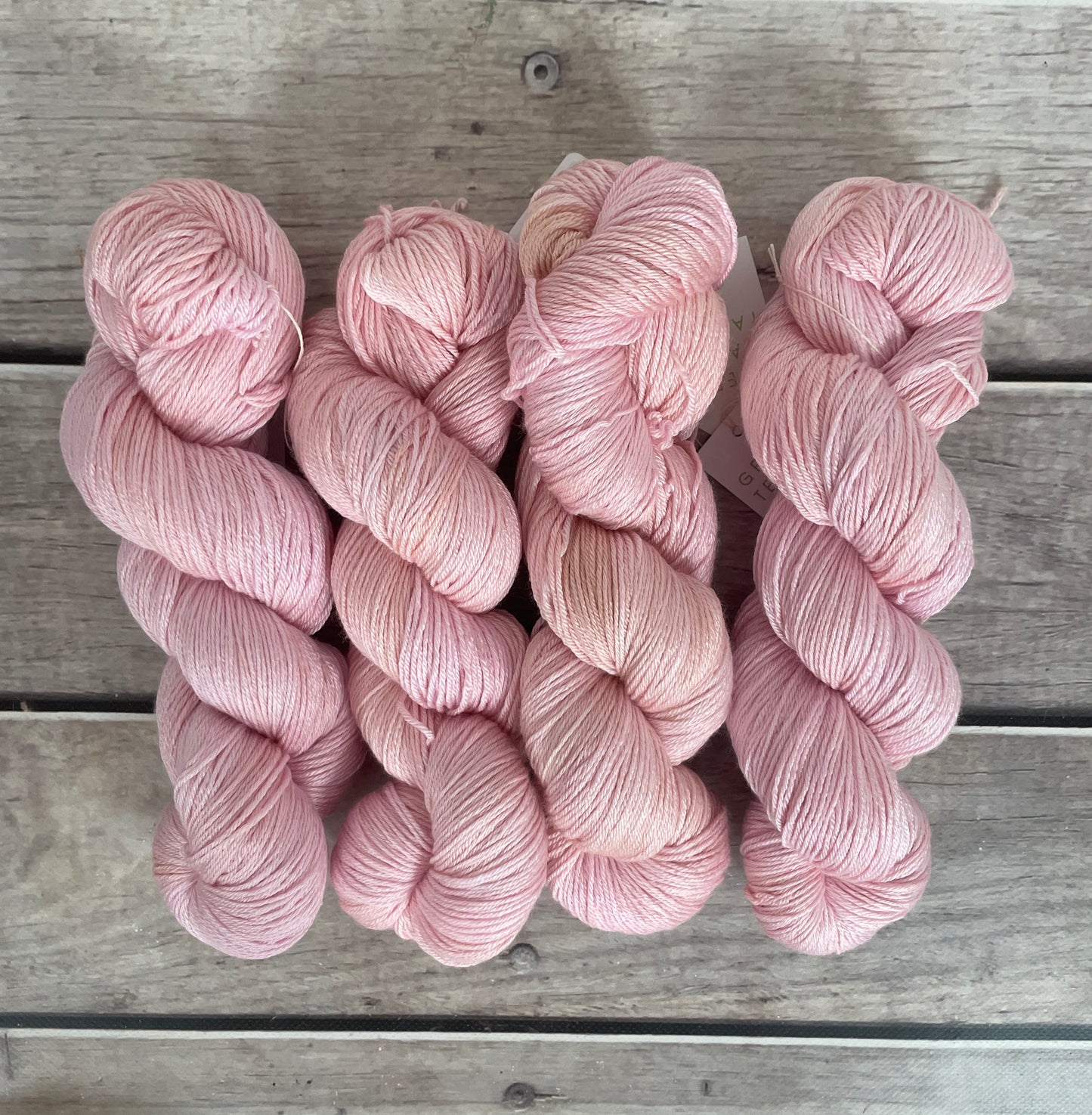 Dragons Gold - light - 4ply/fingering - silk and merino yarn - Jasmine 4