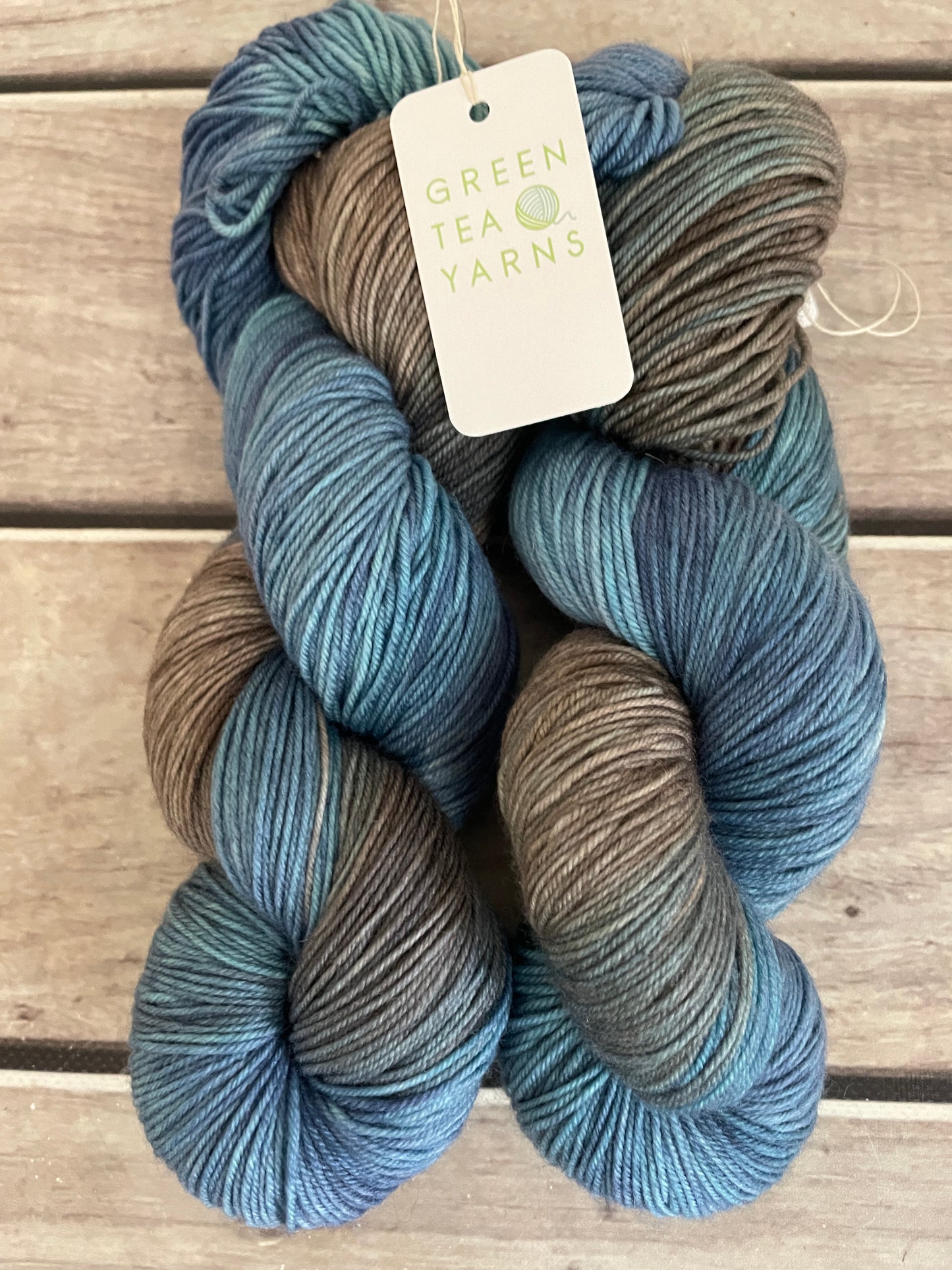 Intertidal ooak - 4 ply sock yarn in merino and nylon - Darjeeling 4