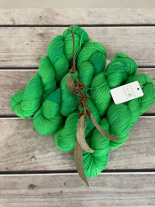 Get Seen Green ooak - Merino/silk - 4 Ply - Jasmine