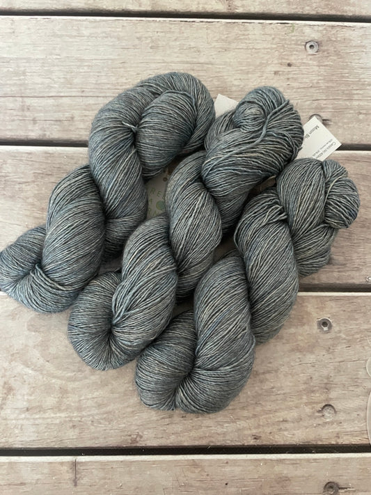 Moon Blue - 4 ply singles, Merino, silk, yak - Cassis f