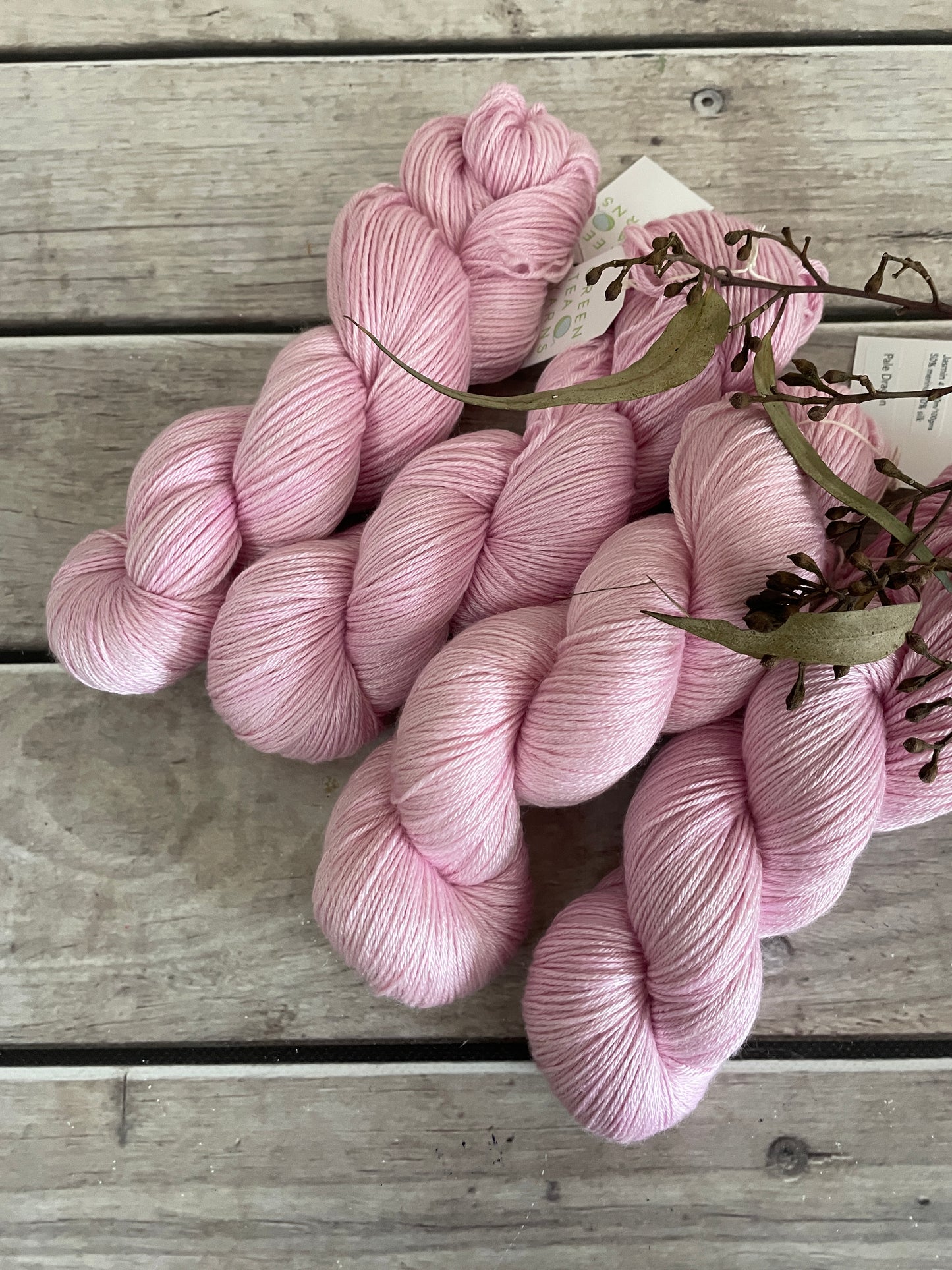 Pale Dragon - 4ply/fingering - silk and merino yarn - Jasmin 4