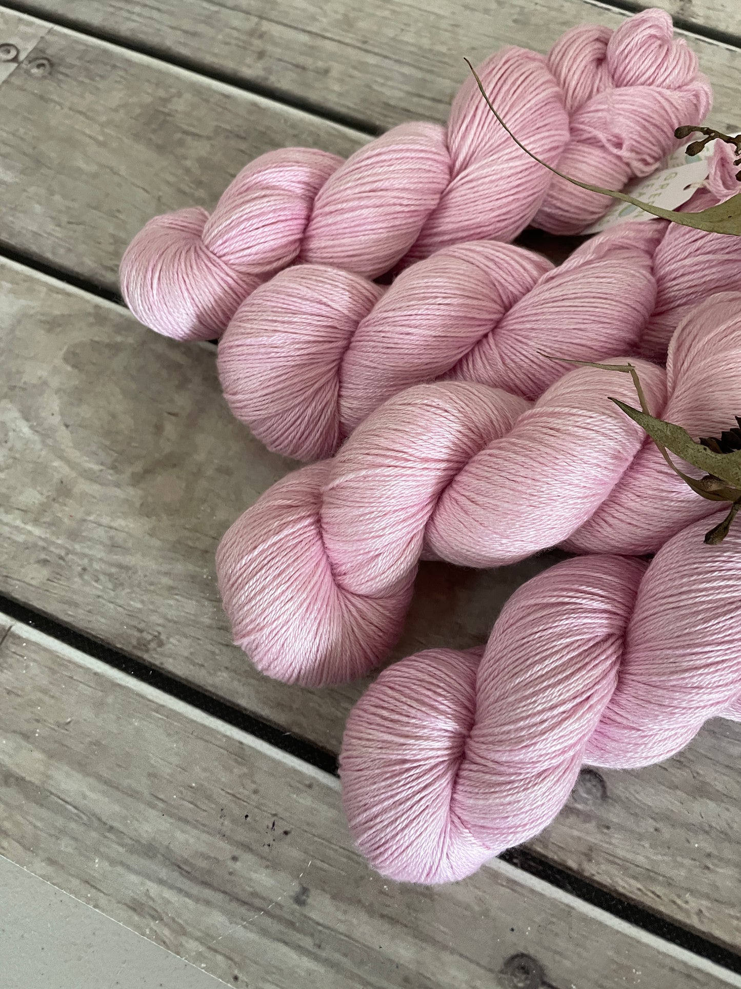 Pale Dragon - 4ply/fingering - silk and merino yarn - Jasmin 4