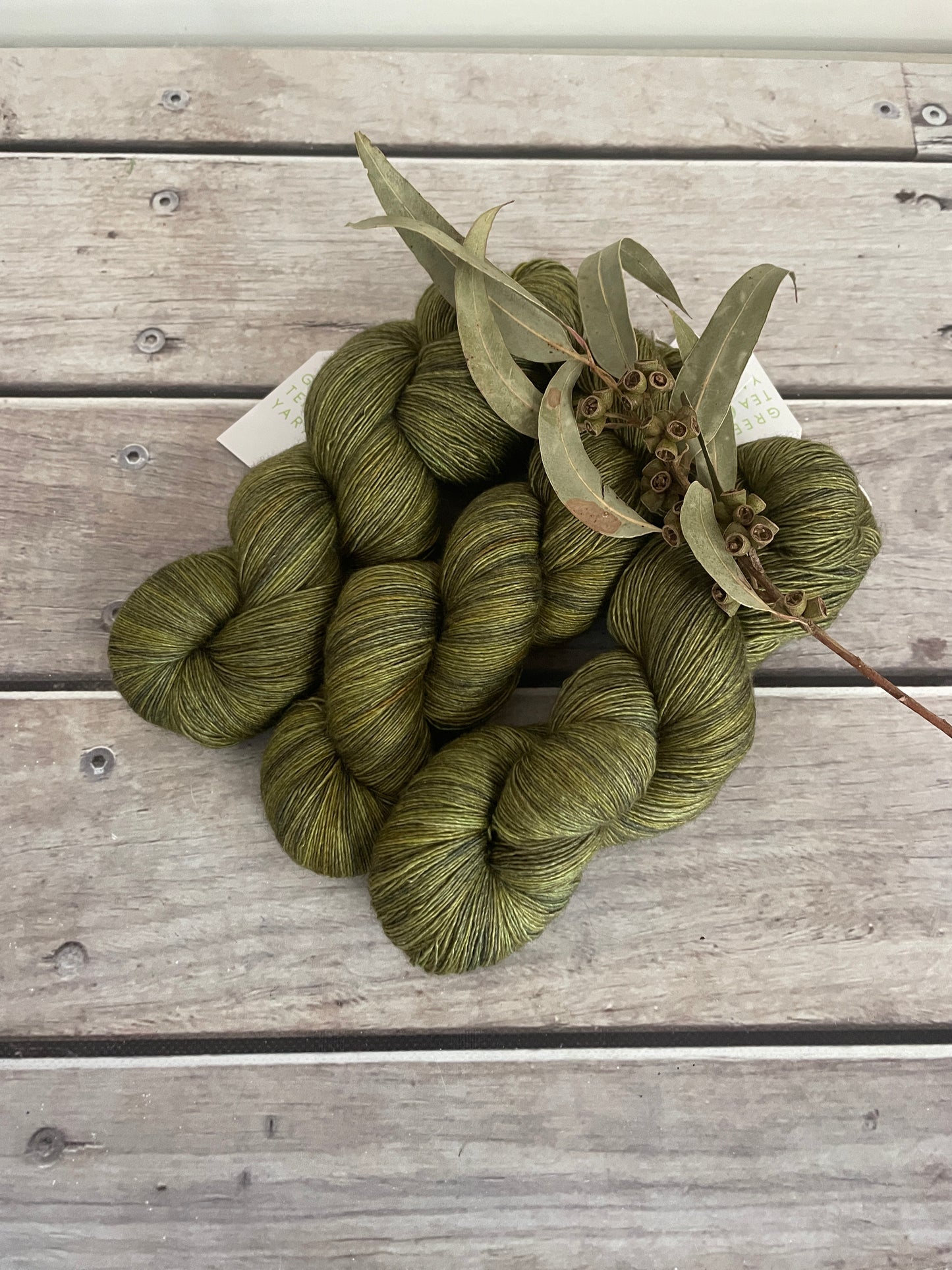 Banksia - 2 ply singles, Merino, silk, yak - Cassis l