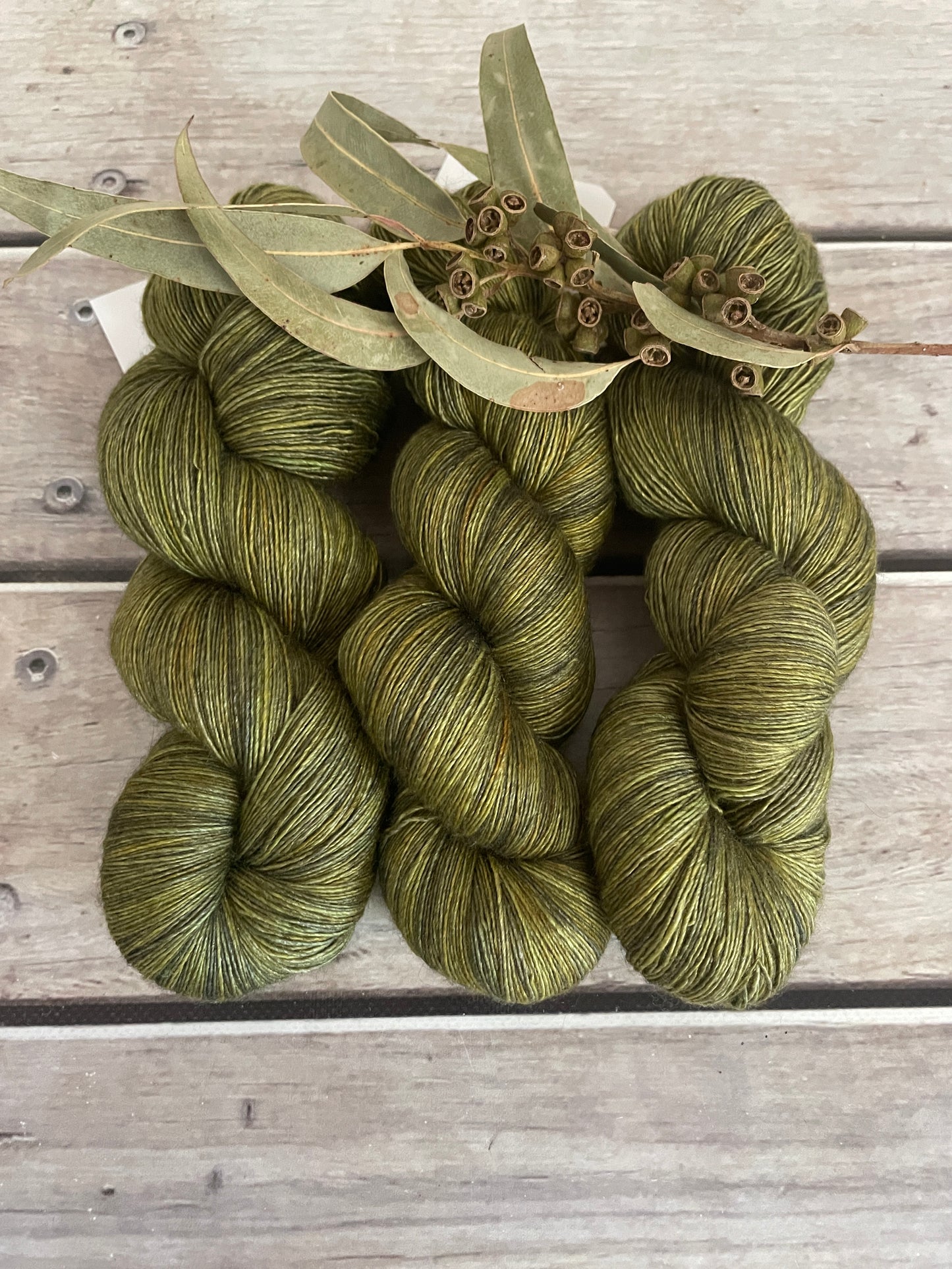 Banksia - 2 ply singles, Merino, silk, yak - Cassis l