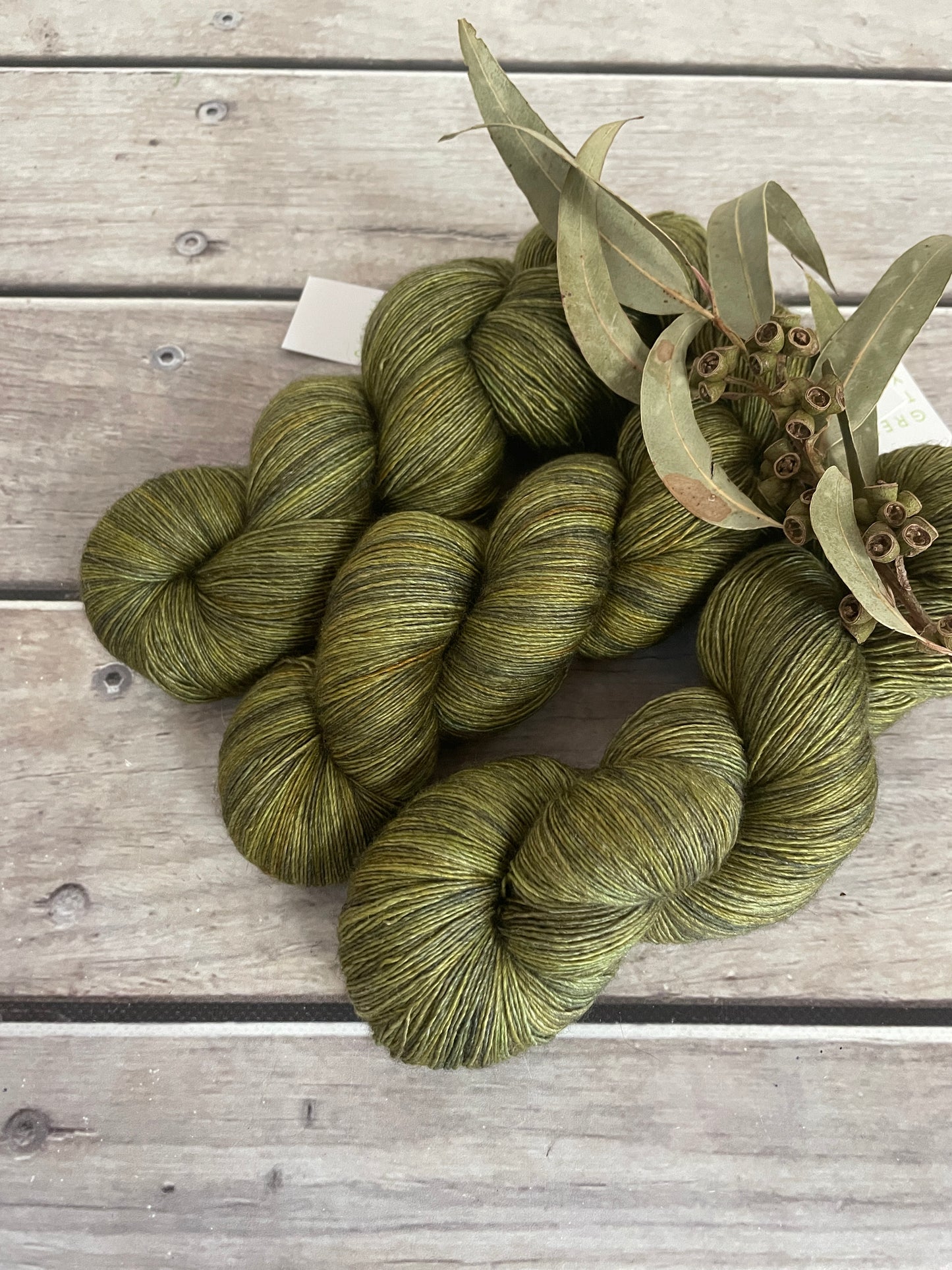 Banksia - 2 ply singles, Merino, silk, yak - Cassis l