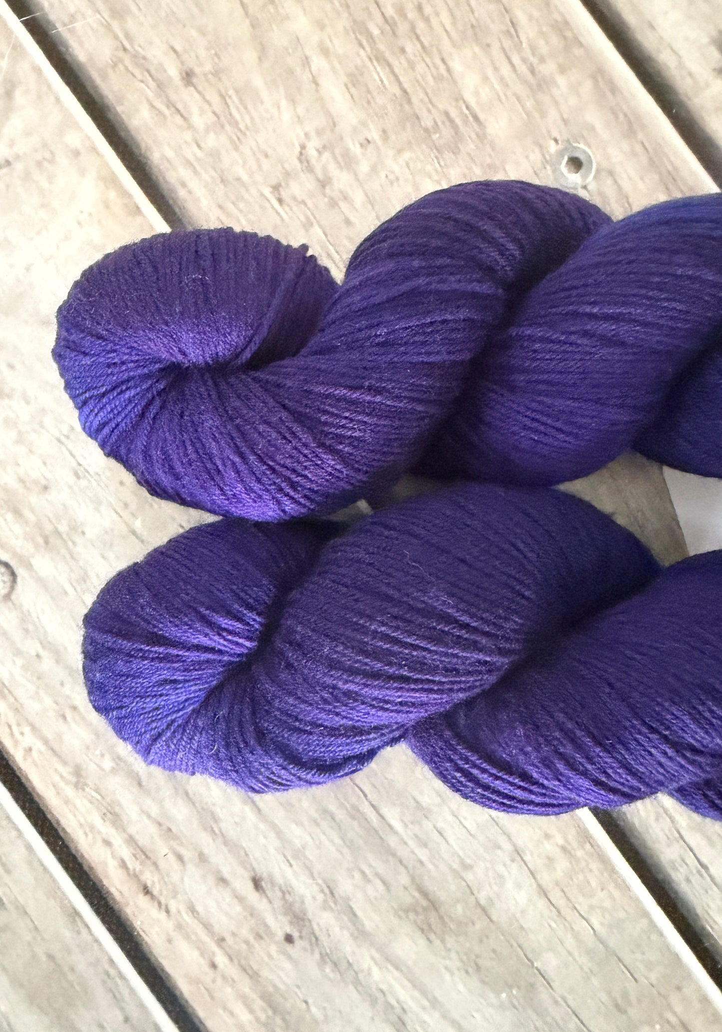 Raven's Velvet - 4 ply sock yarn in merino and nylon - Darjeeling 4