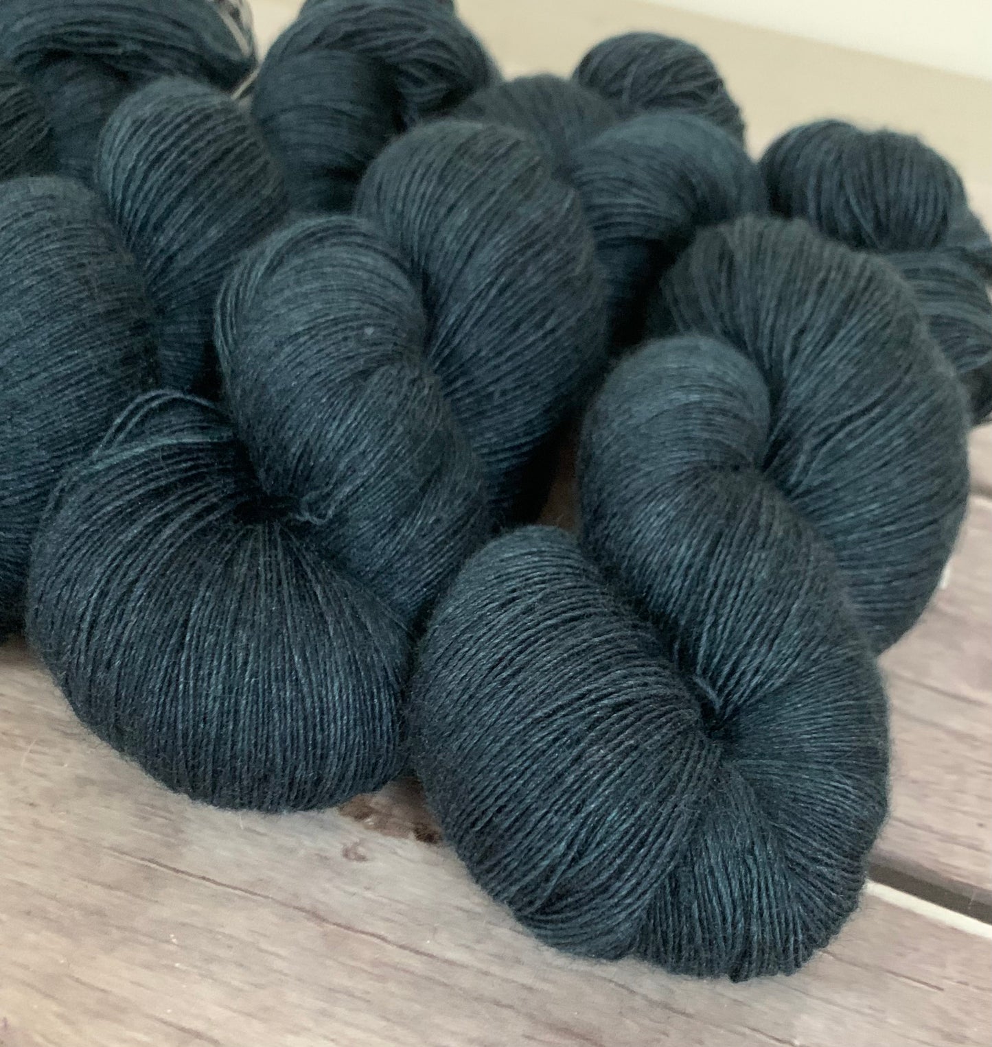 Midnight in Paradise - 2 ply singles, Merino, silk, yak - Cassis l