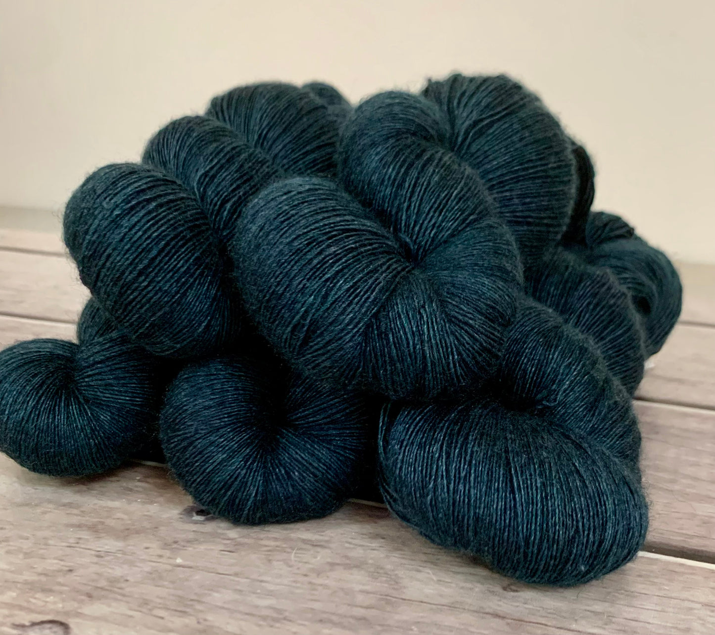 Midnight in Paradise - 2 ply singles, Merino, silk, yak - Cassis l