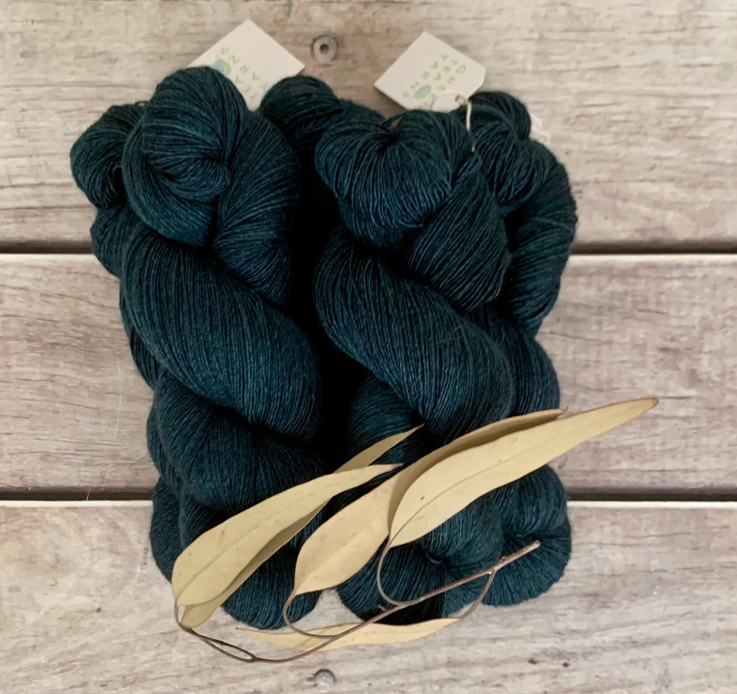 Midnight in Paradise - 2 ply singles, Merino, silk, yak - Cassis l
