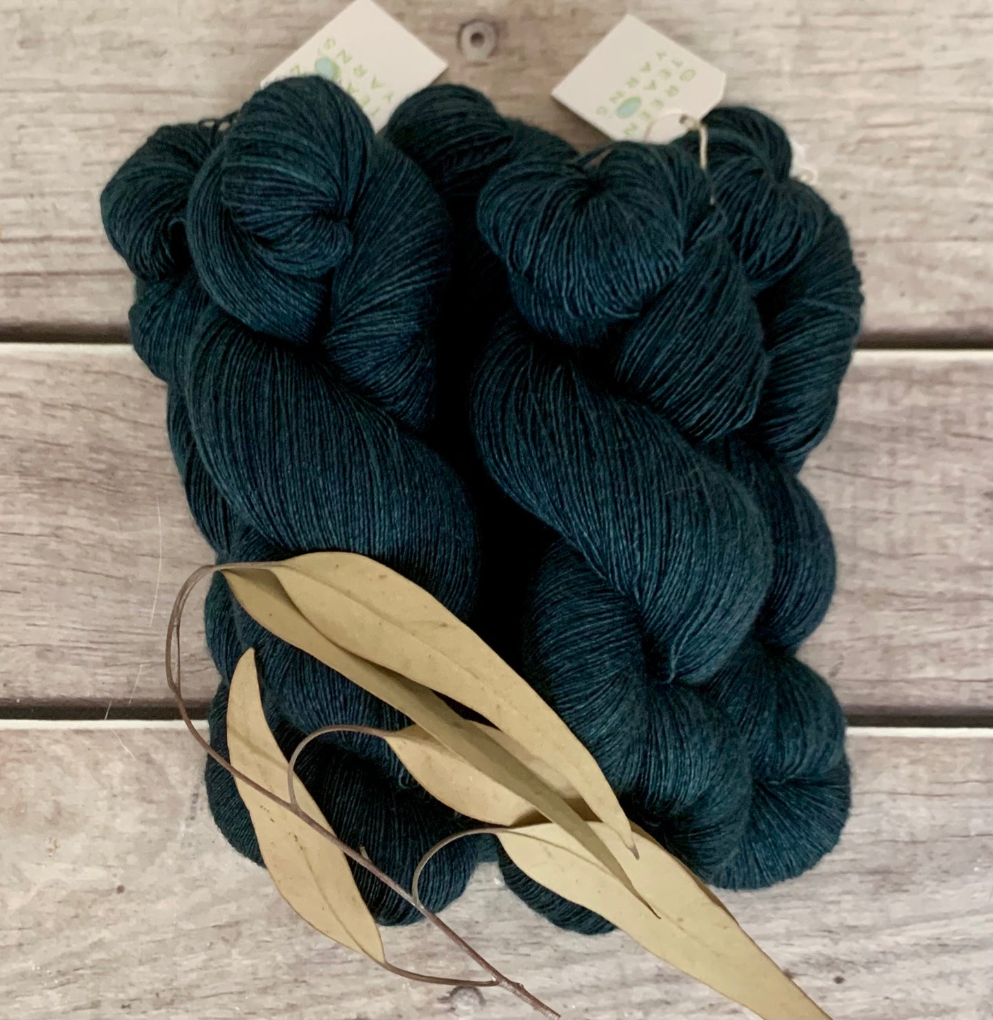 Midnight in Paradise - 2 ply singles, Merino, silk, yak - Cassis l