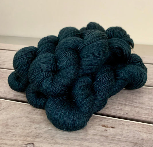 Midnight in Paradise - 2 ply singles, Merino, silk, yak - Cassis l