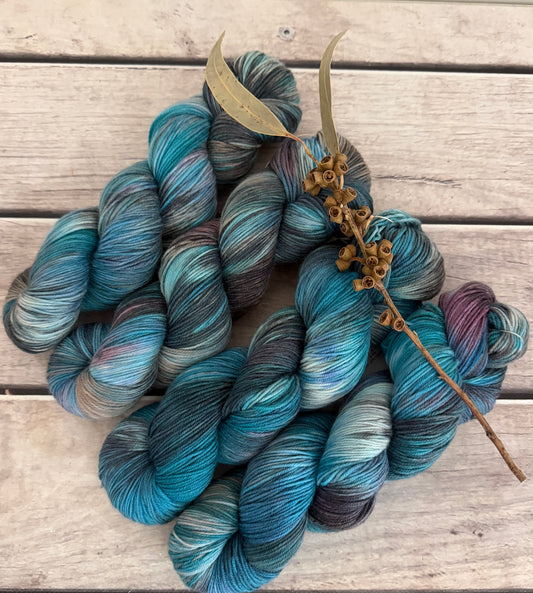 Urban Rain ooak - 4 ply sock yarn in merino and nylon - Darjeeling 4