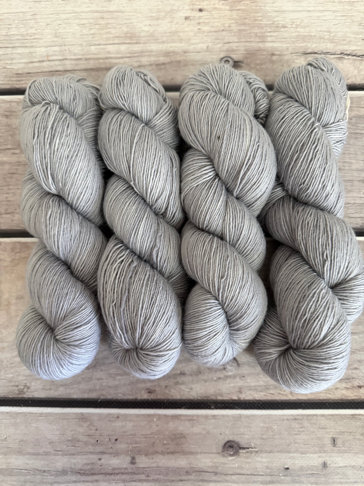 Silver Mist - sw 4 ply merino single _ Pine