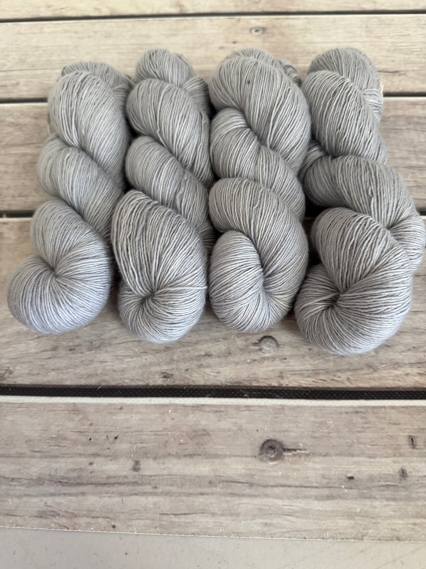 Silver Mist - sw 4 ply merino single _ Pine