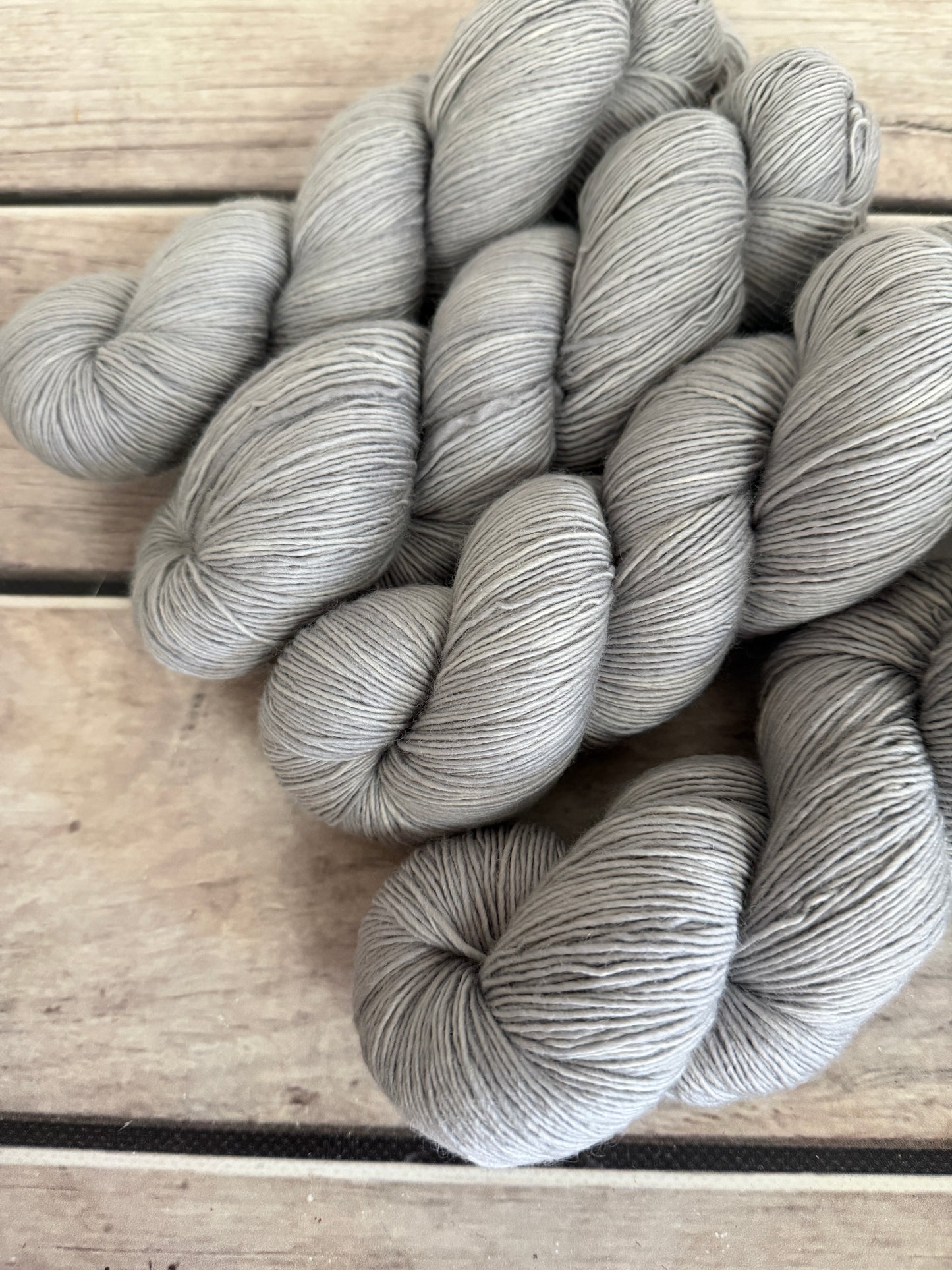 Silver Mist - sw 4 ply merino single _ Pine