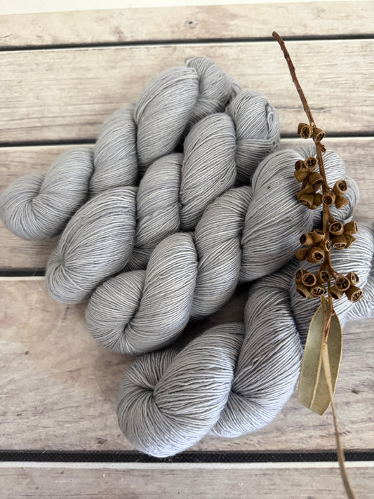 Silver Mist - sw 4 ply merino single _ Pine