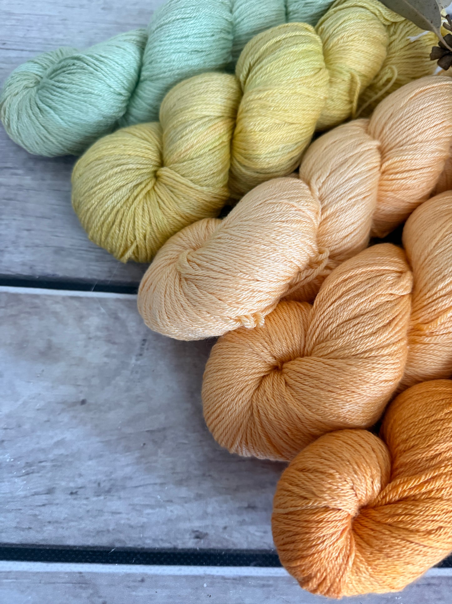 The Phoenix fade - Jasmine merino/silk yarn - 4 ply