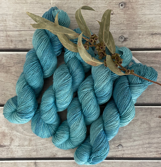 Turquoise bay Dark - on Merino and Silk 4 ply single - Osmanthus