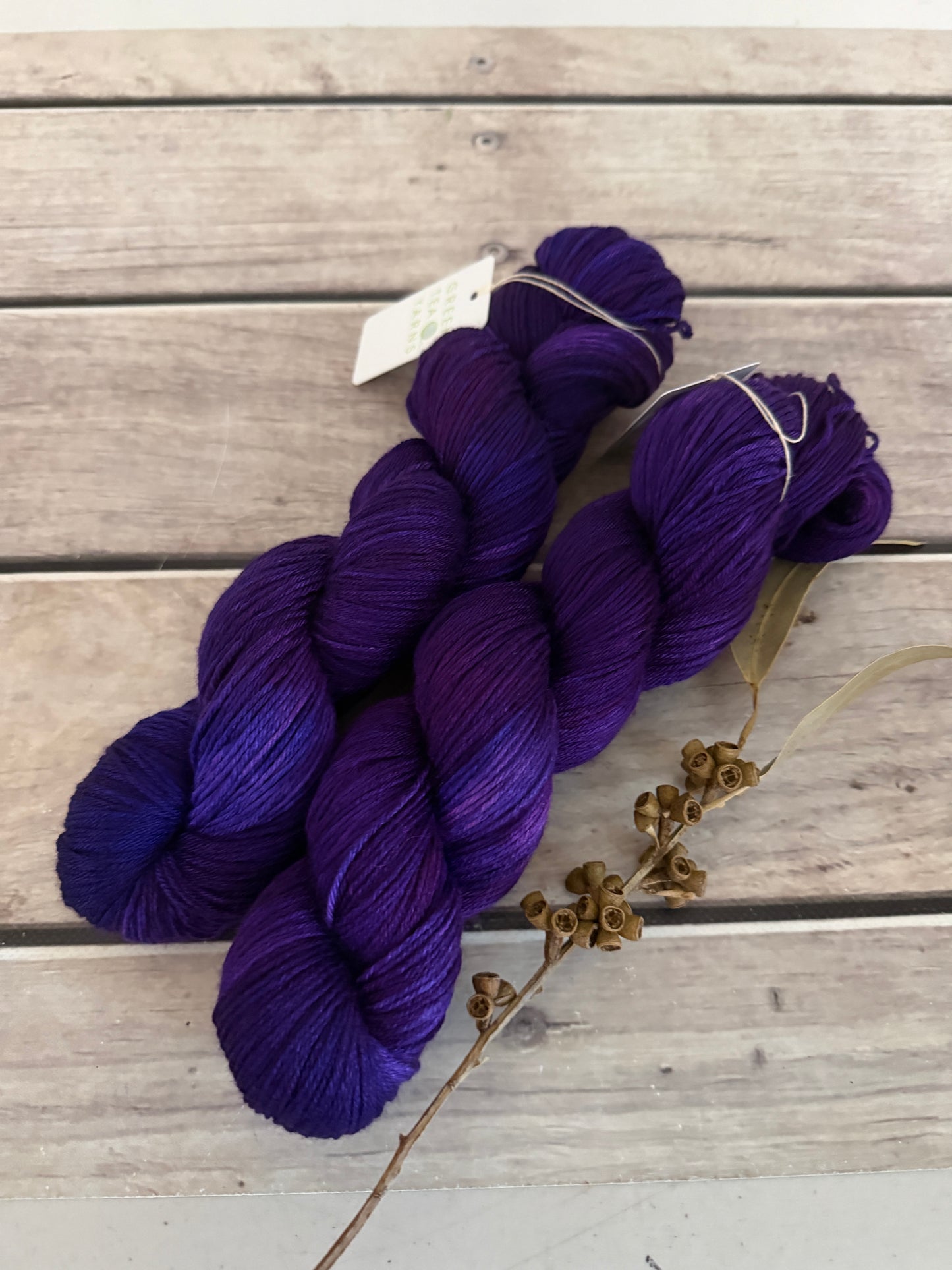 Raven's Velvet - 4ply/fingering - silk/ merino yarn - Jasmine 4
