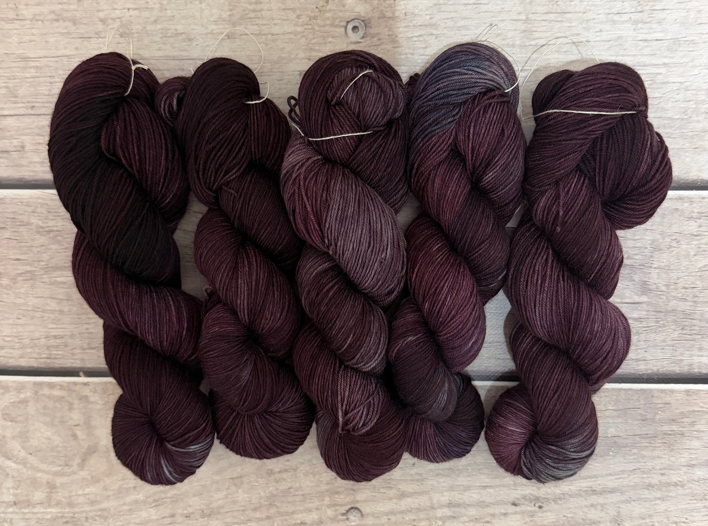 Muscat Noir ooak - sock yarn in merino and nylon - Darjeeling
