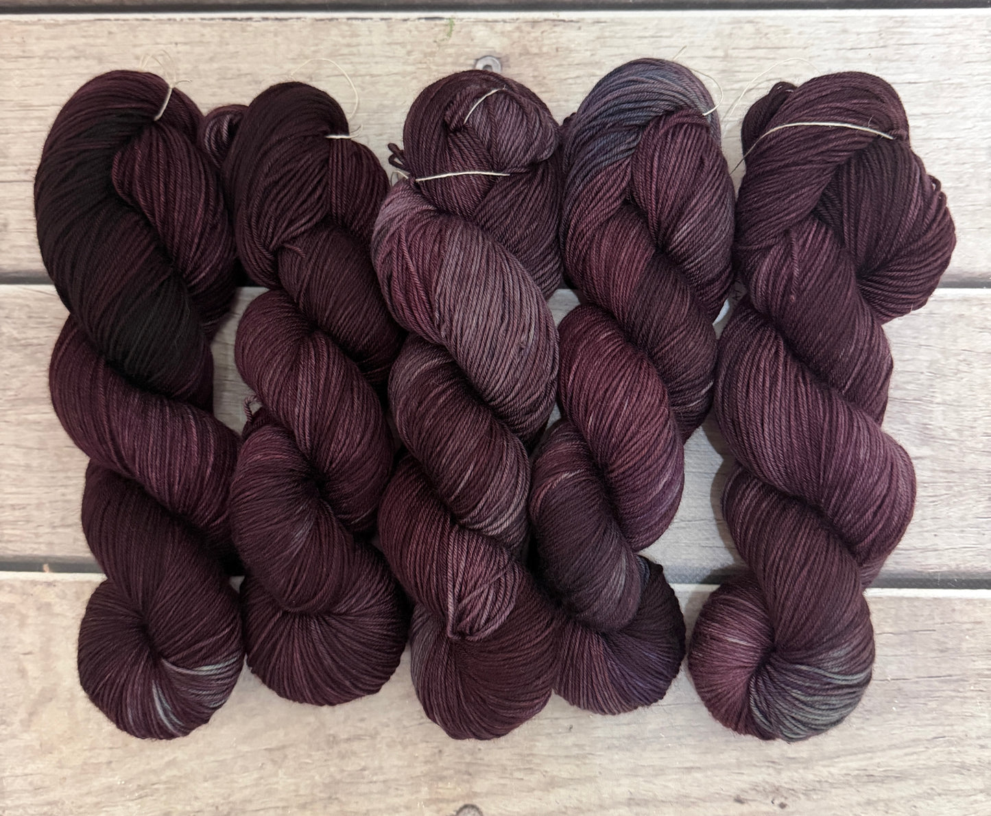 Muscat Noir ooak - sock yarn in merino and nylon - Darjeeling
