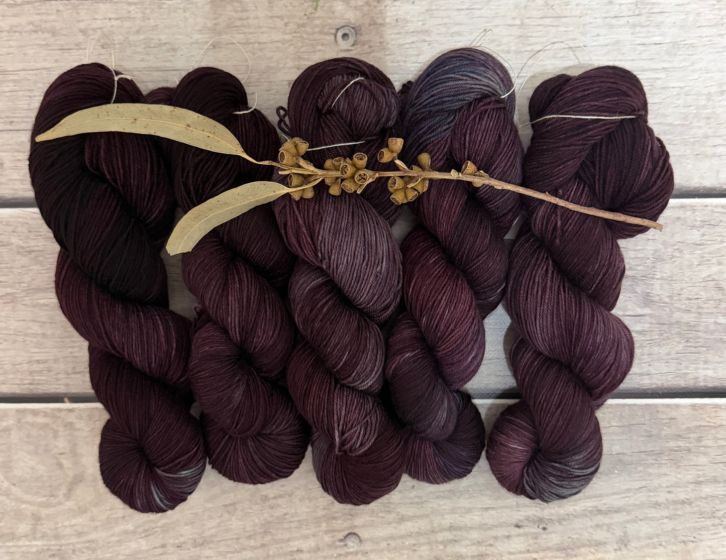 Muscat Noir ooak - sock yarn in merino and nylon - Darjeeling