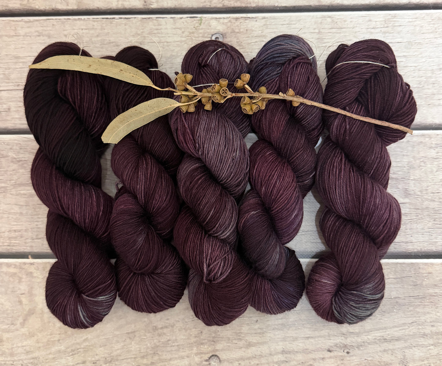 Muscat Noir ooak - sock yarn in merino and nylon - Darjeeling