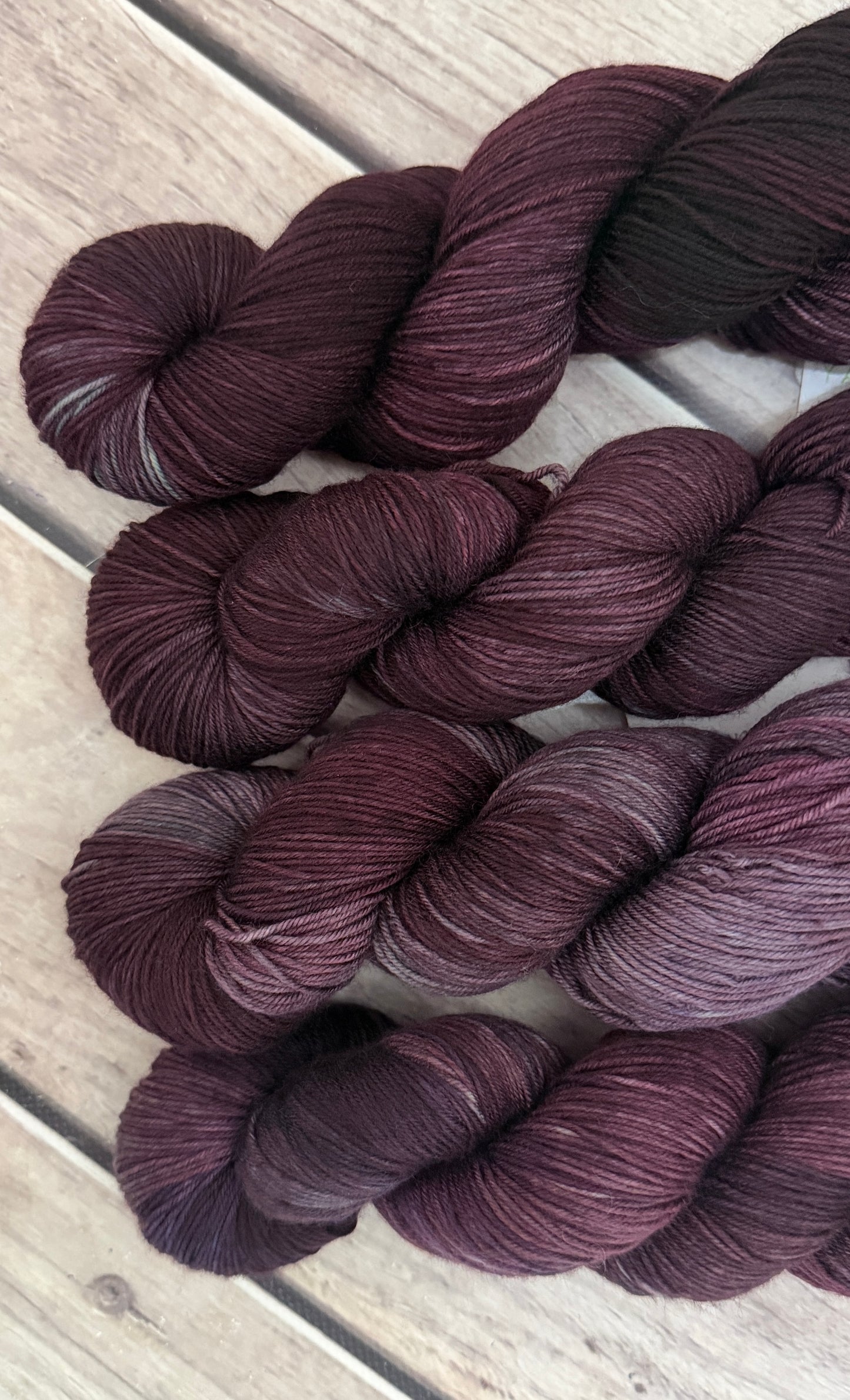 Muscat Noir ooak - sock yarn in merino and nylon - Darjeeling