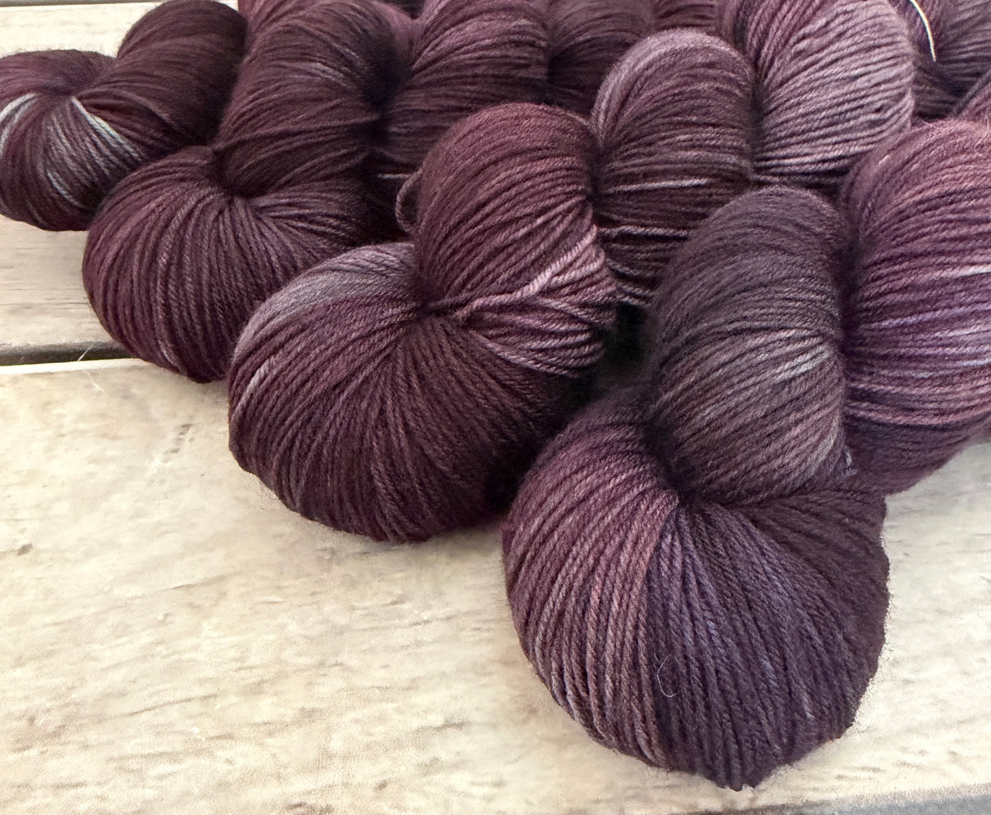 Muscat Noir ooak - sock yarn in merino and nylon - Darjeeling