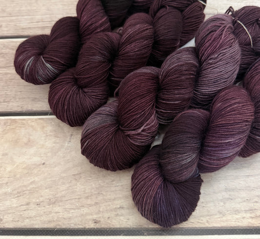 Muscat Noir ooak - sock yarn in merino and nylon - Darjeeling