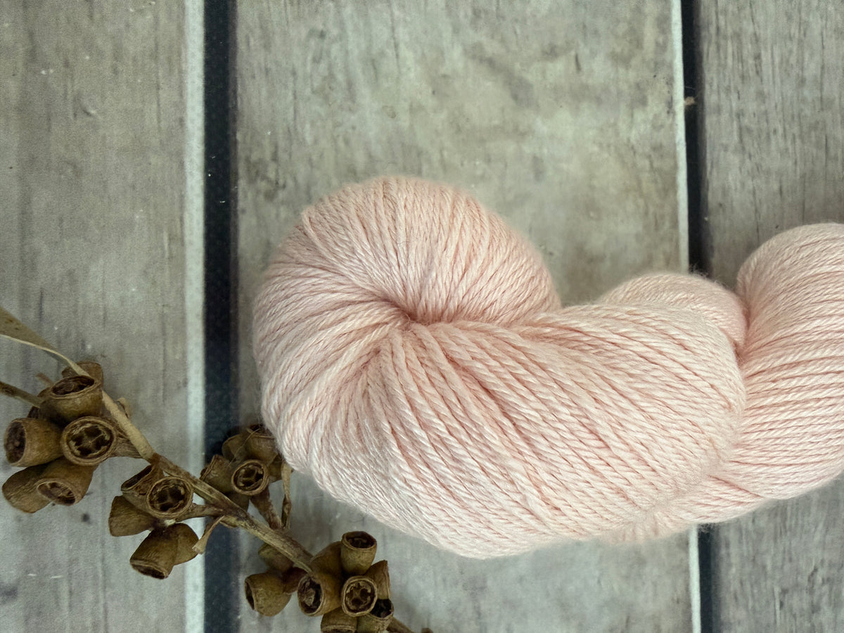 She sells Seashells - 4ply/f - silk/merino yarn - Jasmine 4