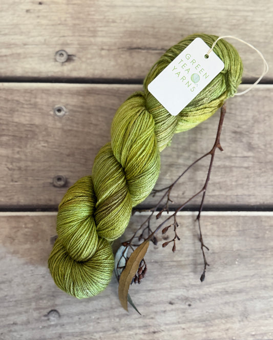 Spring Bud ooak - 4 ply in silk and merino - White Cloud
