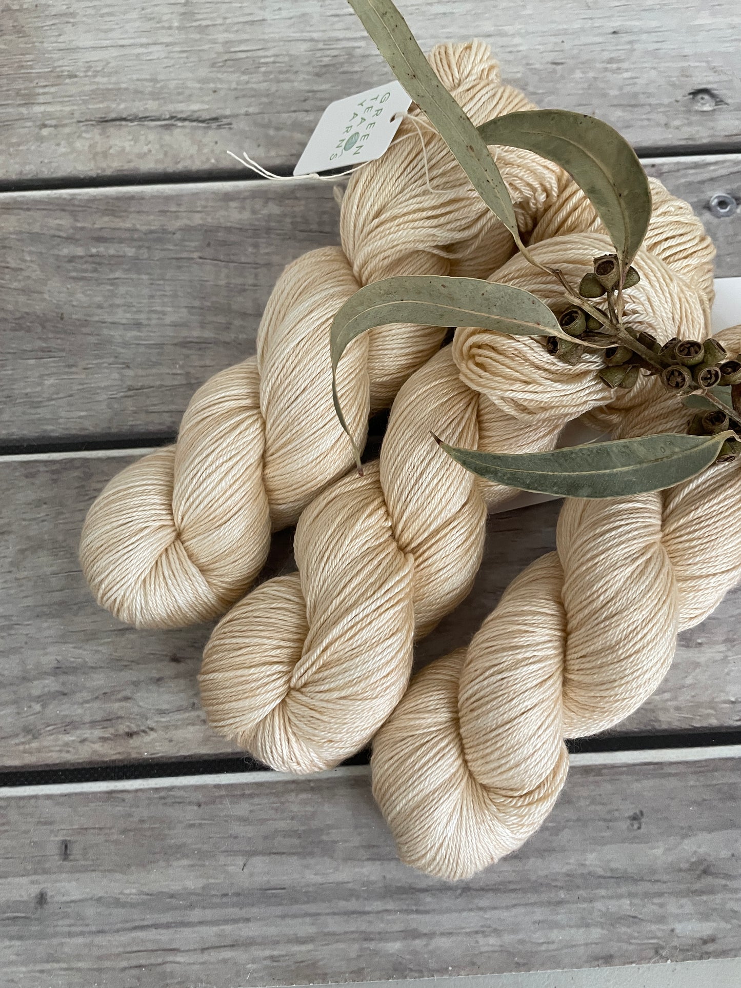 Pale Gold - 4ply/fingering - silk and merino yarn - Jasmine 4