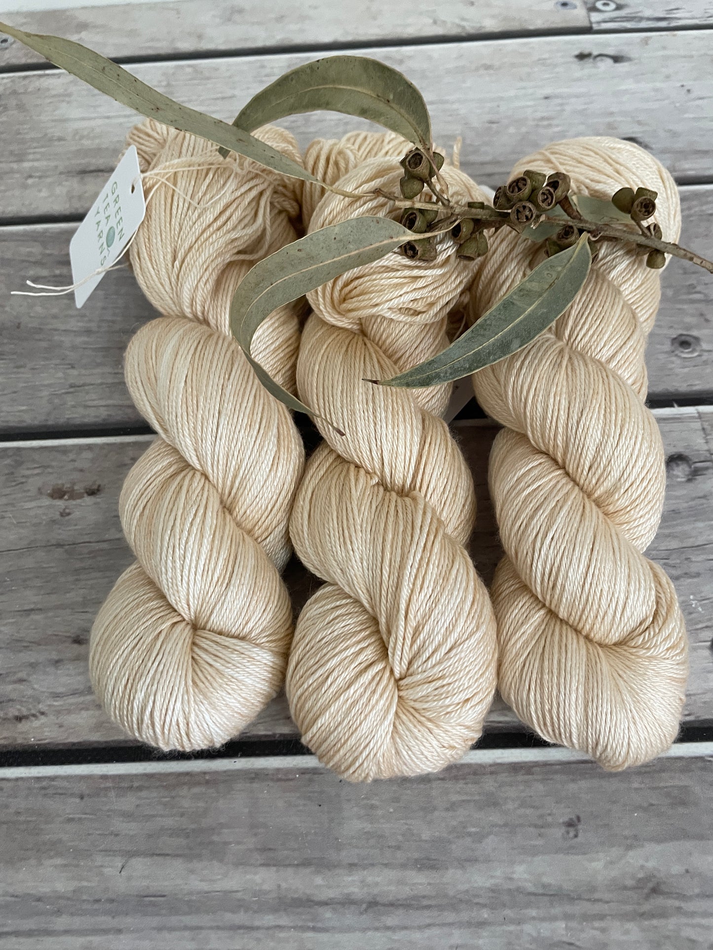 Pale Gold - 4ply/fingering - silk and merino yarn - Jasmine 4